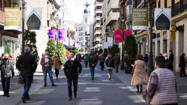 Gente caminando por la calle Santiago de Valladolid