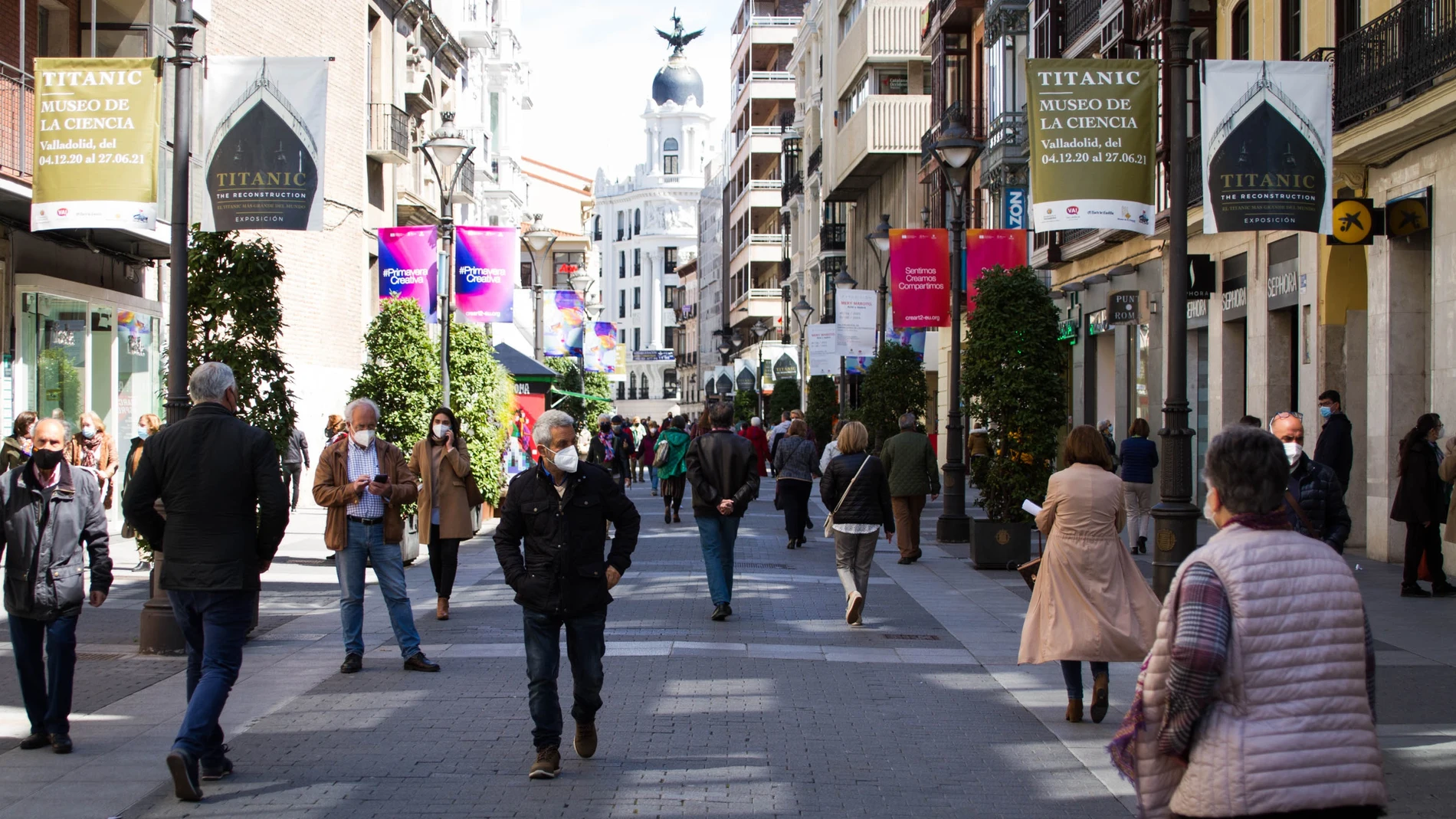 Gente camina por la calle Santiago de Valladolid