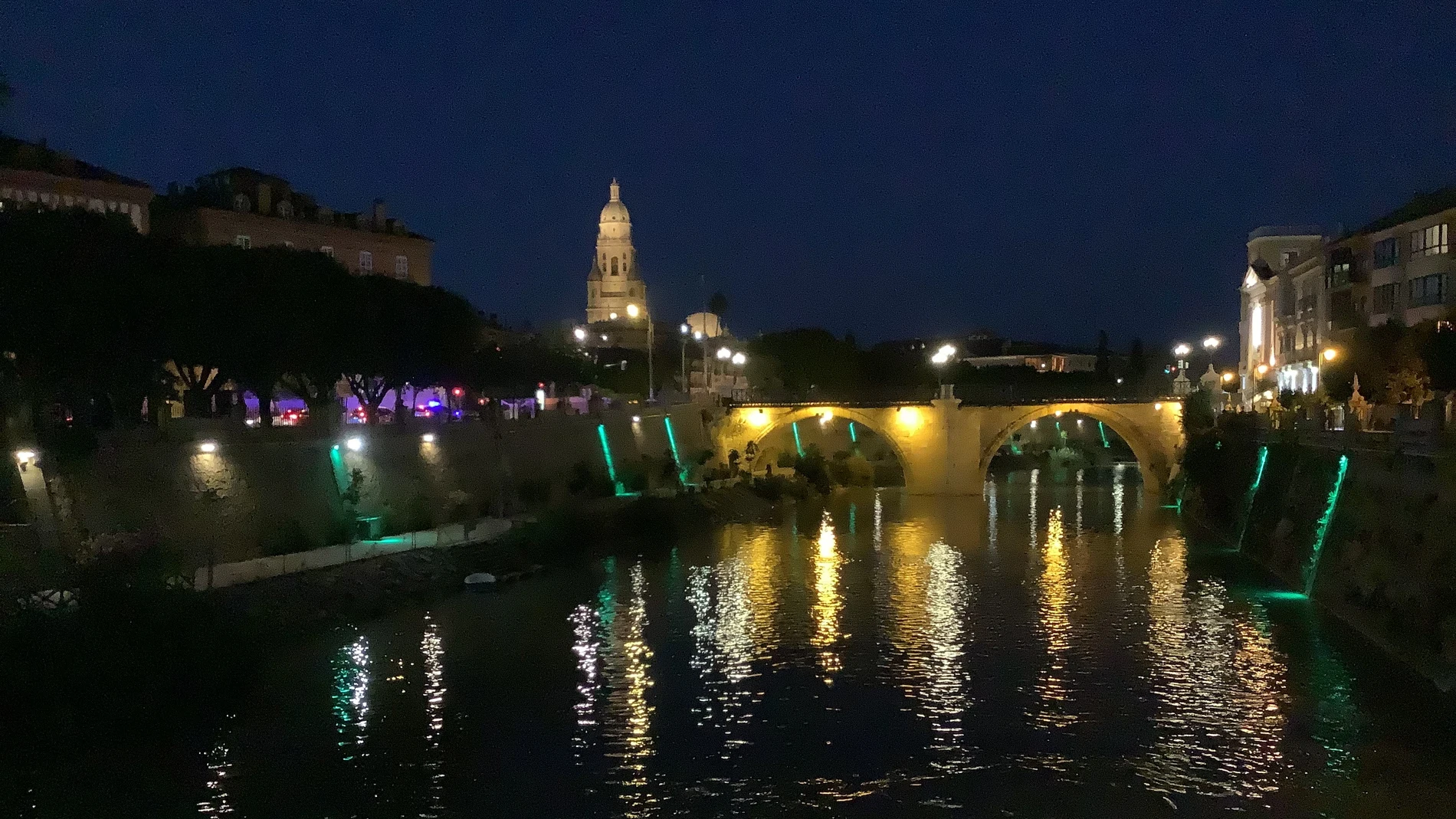 El Puente de los Peligros, en Murcia, iluminado de color verde agua con motivo del Día Mundial del Asma