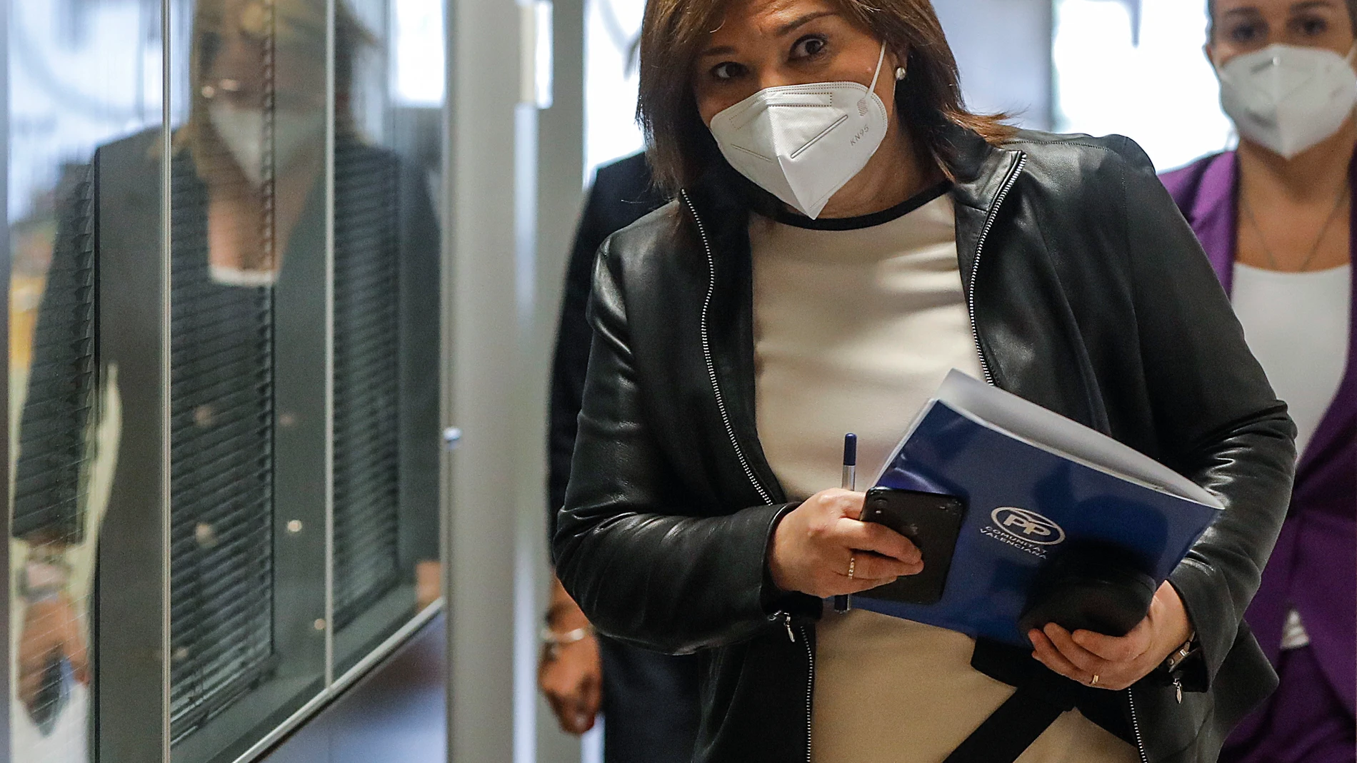 La hasta ahora presidenta del PPCV, Isabel Bonig, a su llegada a la rueda de prensa en la que anunció que deja el acta y la portavocía en Les Corts