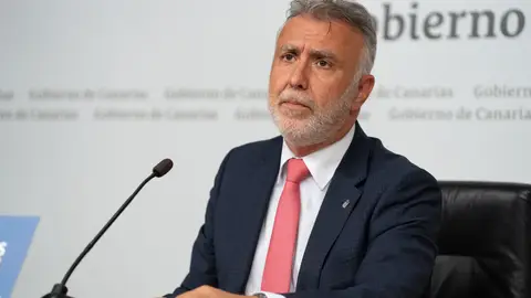 Quién es Ángel Víctor Torres, el ministro que ha anunciado que sufre un cáncer: una vida marcada por la temprana pérdida de su madre