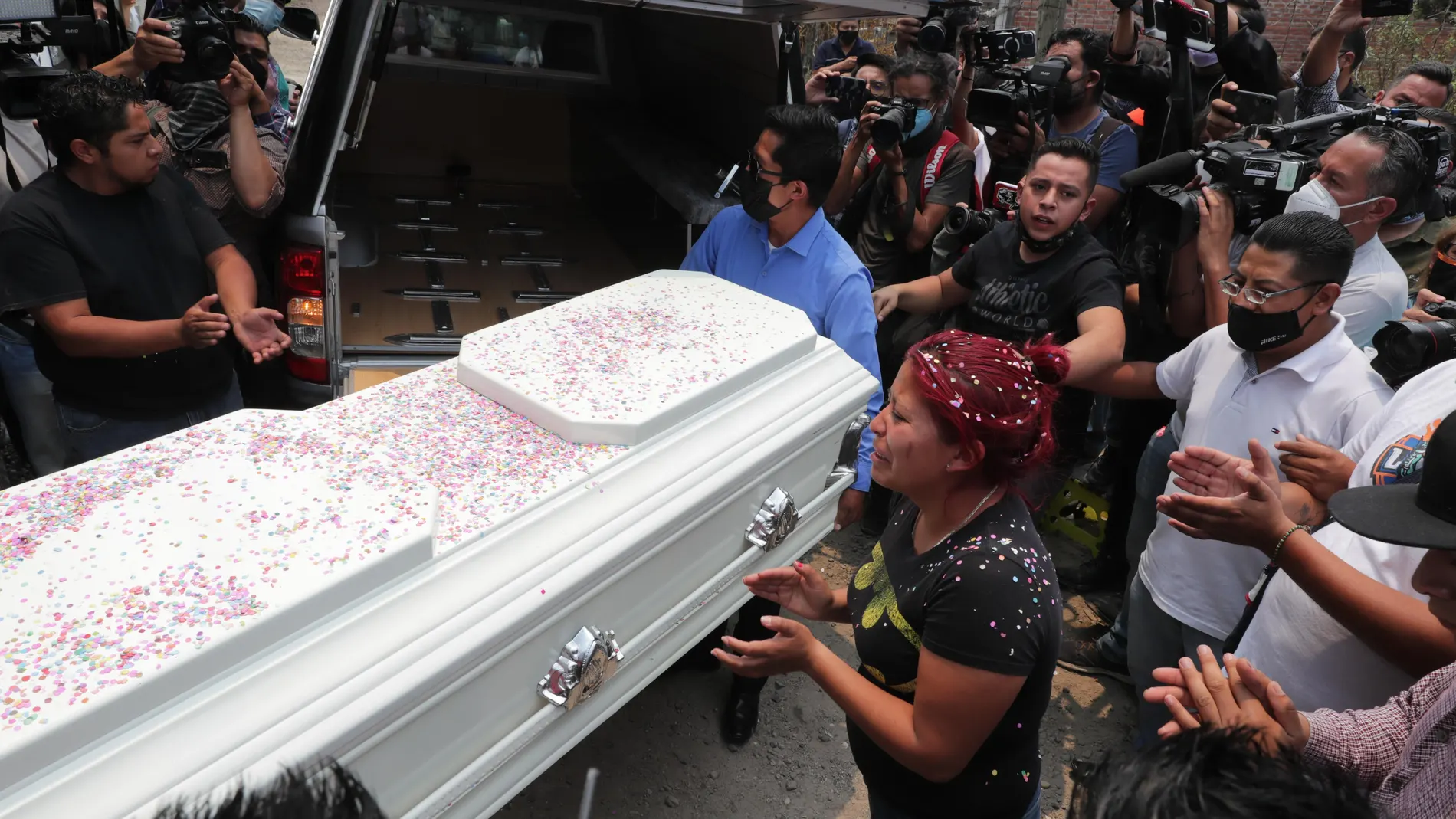 Marisol Tapia, mamá del niño Brandon Giovanny, quien murió en el colapso de la Línea 12 del Metro, llora junto al ataúd de su pequeño hijo en su humilde casa de Ciudad de México