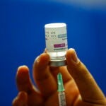 Un sanitario prepara una dosis de la vacuna de AstraZenaca contra la Covid-19