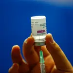 Un sanitario prepara una dosis de la vacuna de AstraZenaca contra la Covid-19
