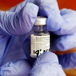 Una enfermera sostiene una vacuna del fabricante Pfizer-BioNTech contra la Covid-19
