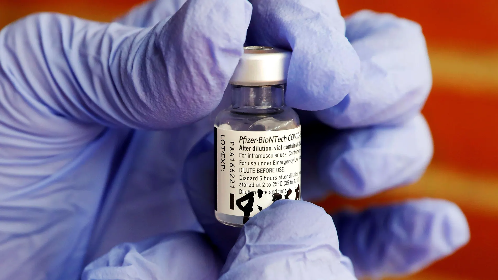 Una enfermera sostiene una vacuna del fabricante Pfizer-BioNTech contra la Covid-19