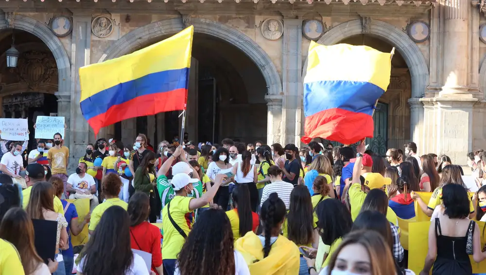 Cientos de colombianos se manifiestan este viernes en la Plaza Mayor de Salamanca en protesta por la situación en su país. EFE/J.M.GARCÍA