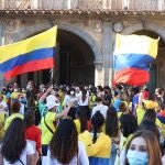Cientos de colombianos se manifiestan este viernes en la Plaza Mayor de Salamanca en protesta por la situación en su país. EFE/J.M.GARCÍA