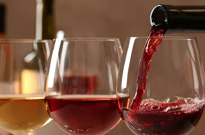 El simple gesto a la hora de abrir una botella que puede arruinar cualquier vino