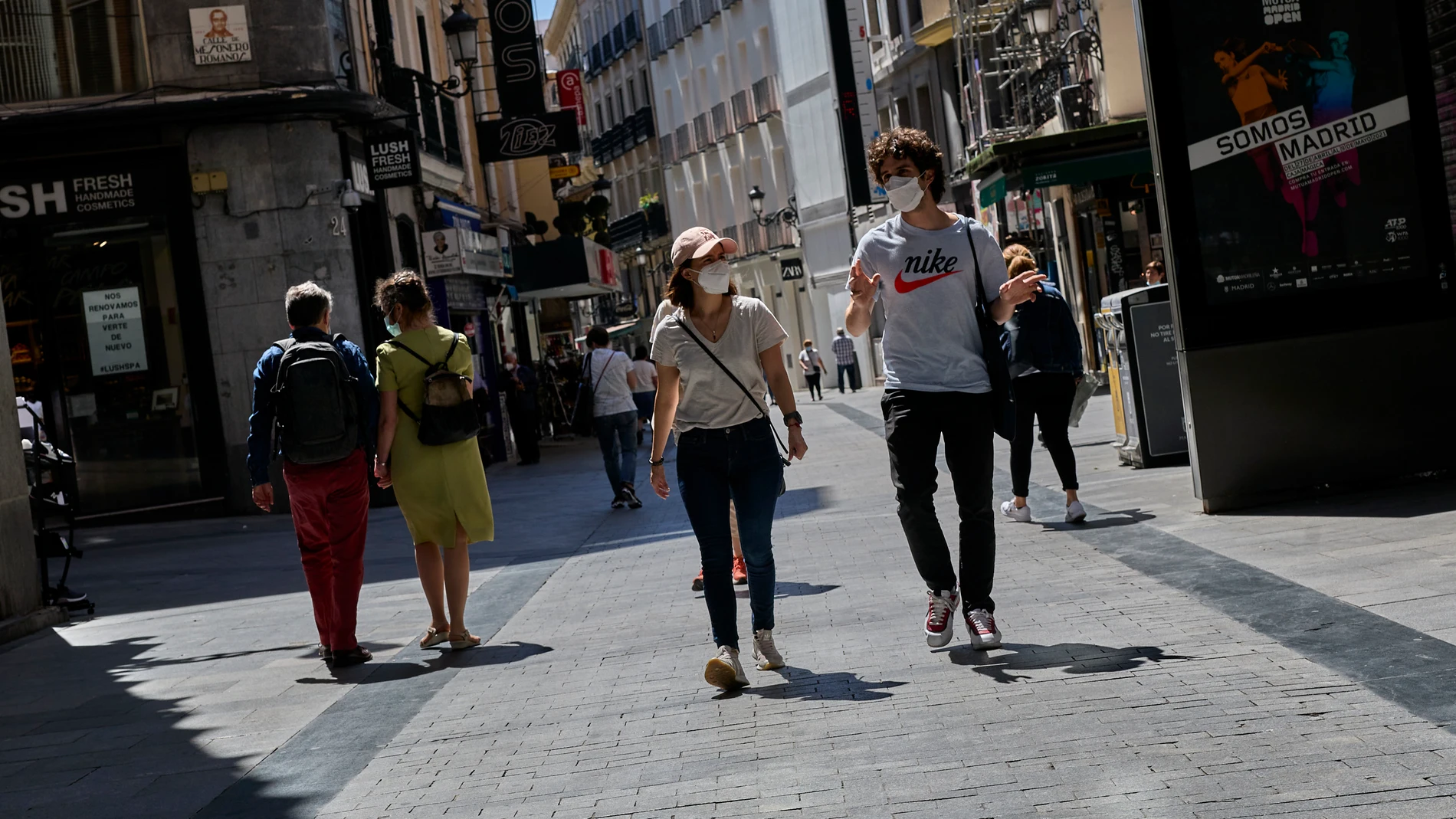 Varias personas pasean por las inmediaciones de la Puerta del Sol con mascarilla, en Madrid (España)