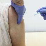 Una persona recibe la vacuna de Moderna contra el Covid-19