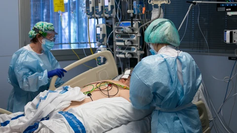 Personal sanitario atendiendo a un paciente ingresado en la Unidad de Cuidados Intensivos (UCI) para enfermos de coronavirus del Hospital Universitario Dr. Josep Trueta de Gerona