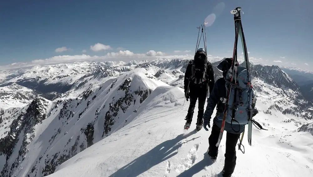 Llegando a la cima del Tuc de Ratera en el Parque Nacional de Aigüestortes i St. Maurici.