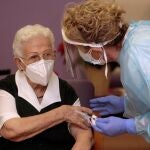 Araceli, de 96 años, primera persona vacunada contra el COVID-19 en España, el primer día de vacunación, en la residencia de mayores Los Olmos de Guadalajara, en Castilla La-Mancha (España), a 27 de diciembre de 2020.