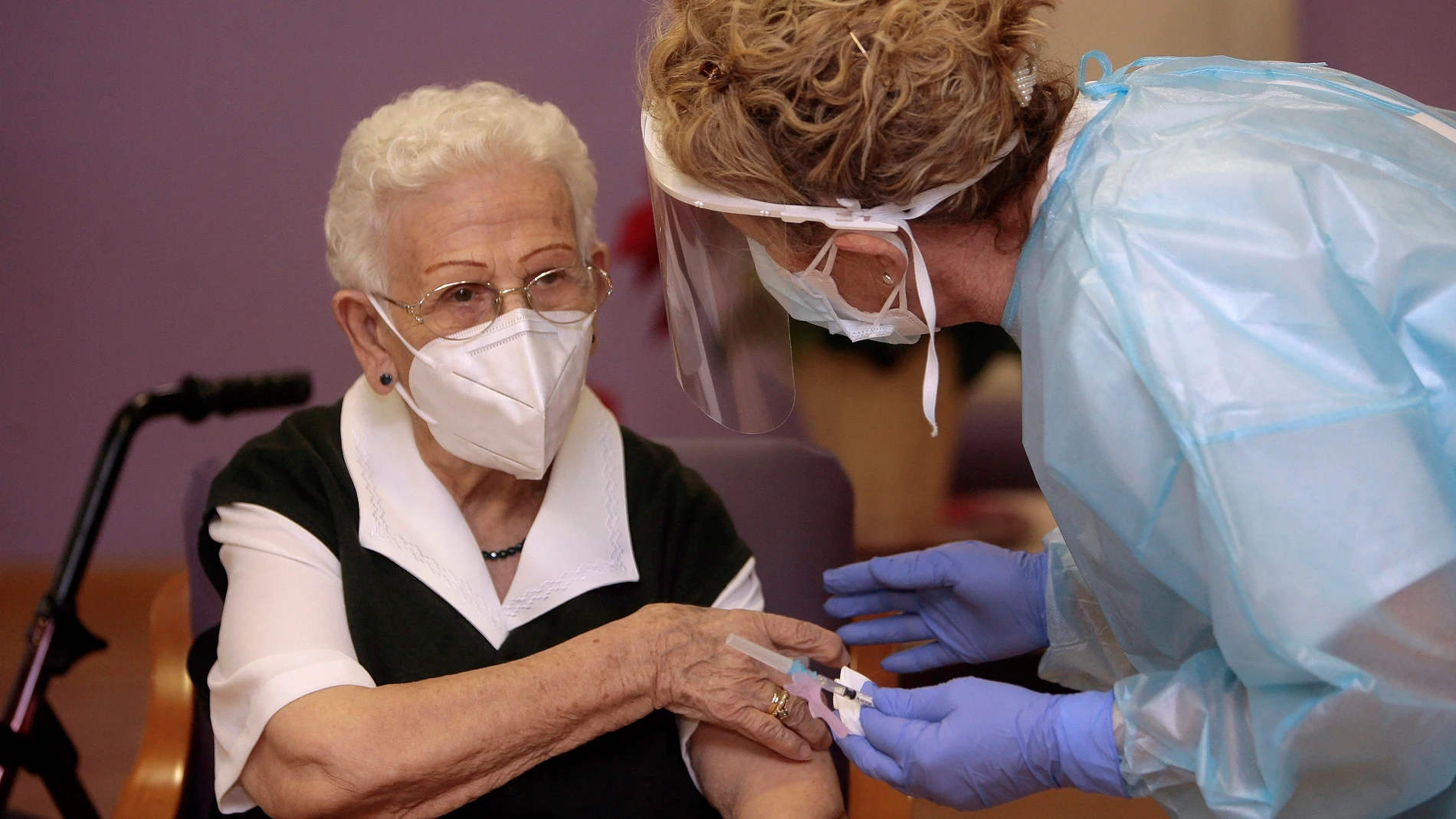 Araceli, de 96 años, primera persona vacunada contra el COVID-19 en España, el primer día de vacunación, en la residencia de mayores Los Olmos de Guadalajara, en Castilla La-Mancha (España), a 27 de diciembre de 2020.
