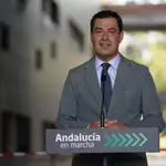 El presidente de la Junta de Andalucía, Juanma Moreno, en el Hospital Costa del Sol