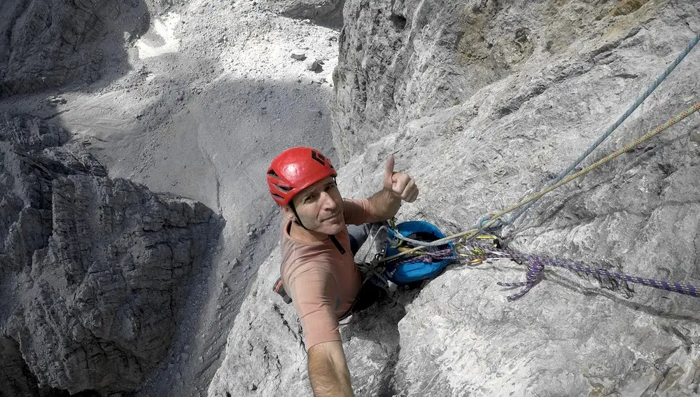 Jordi Bou escalda en roca en Dolomites di Brenta.
