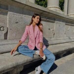 Estela Grande con blazer rosa de Zara.