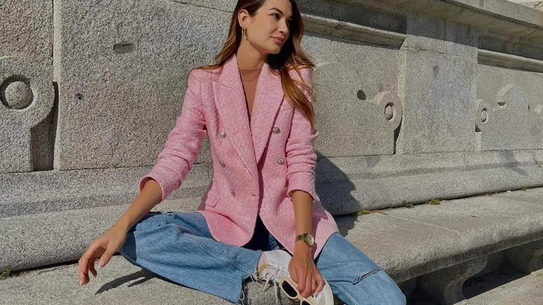 Estela Grande con blazer rosa de Zara.