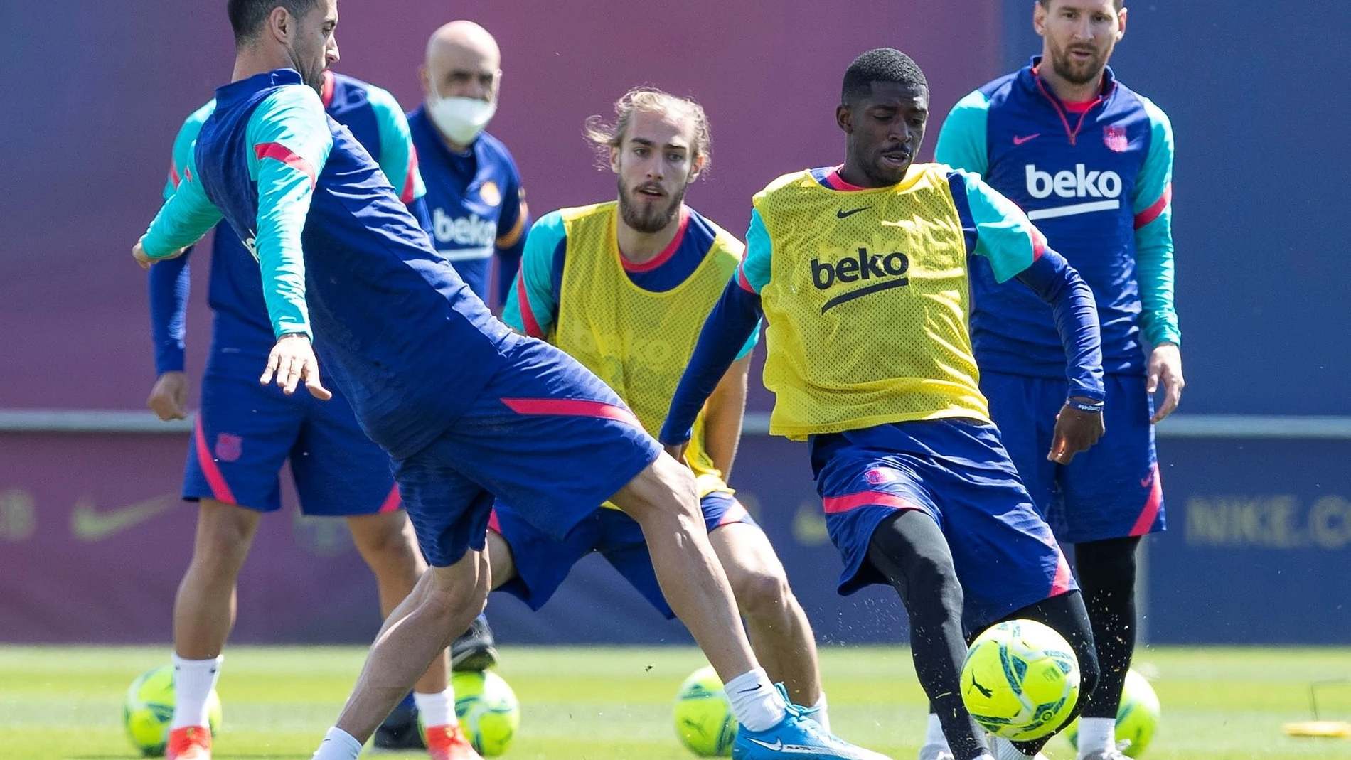 Busquets trata de quitarle un balón a Dembélé en el último entrenamiento del Barcelona