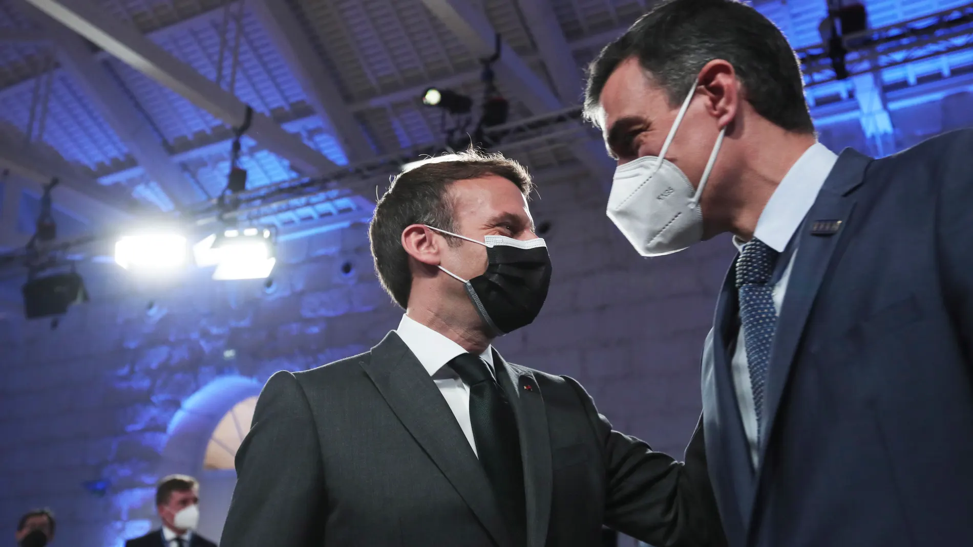 El presidente francés, Emmanuel Macron, habla con Pedro Sánchez, durante la cumbre de Oporto que arrancó ayer