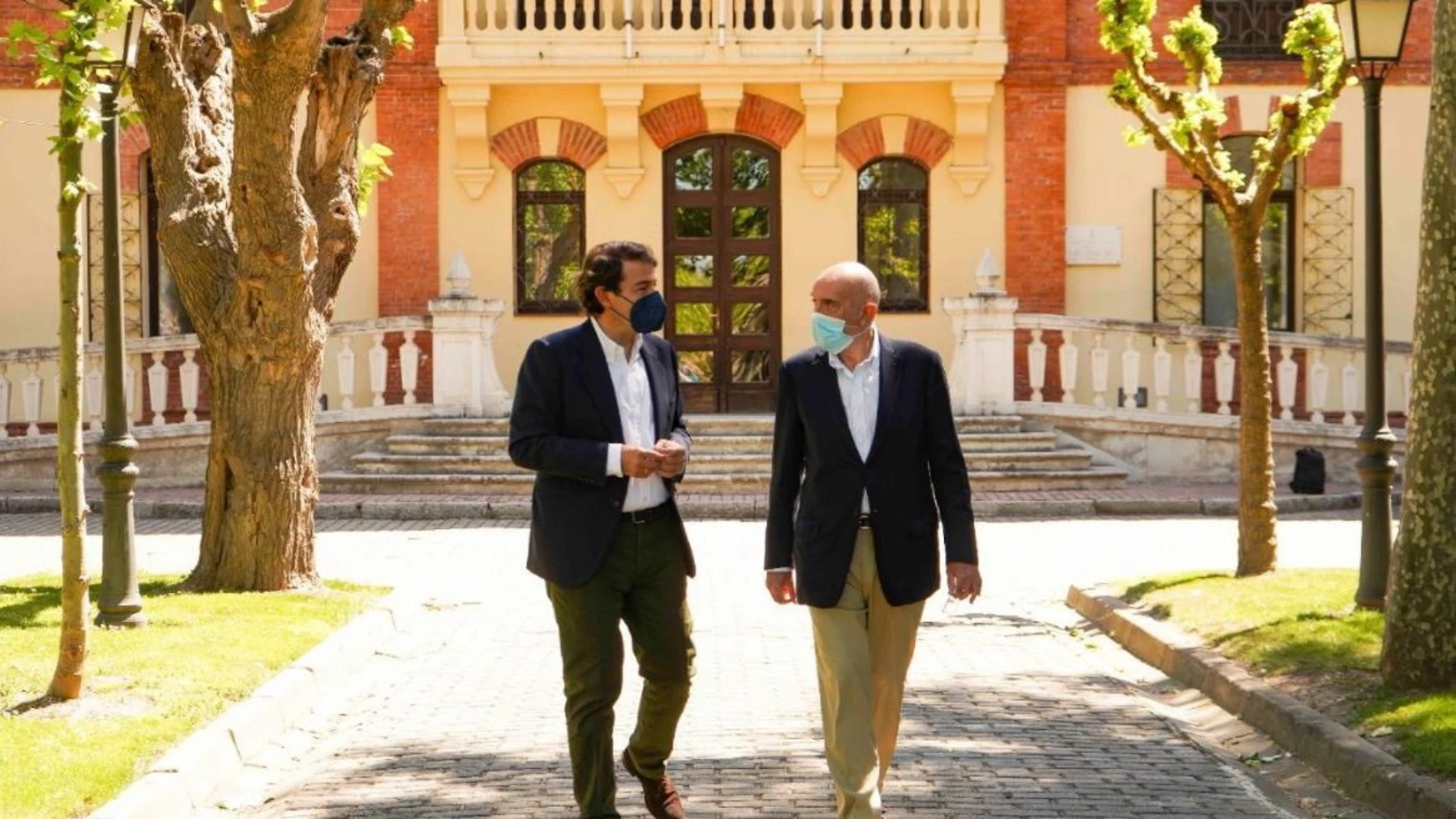 El presidente de la Junta, Alfonso Fernández Mañueco, recibe al consejero Jesús Julio Carnero