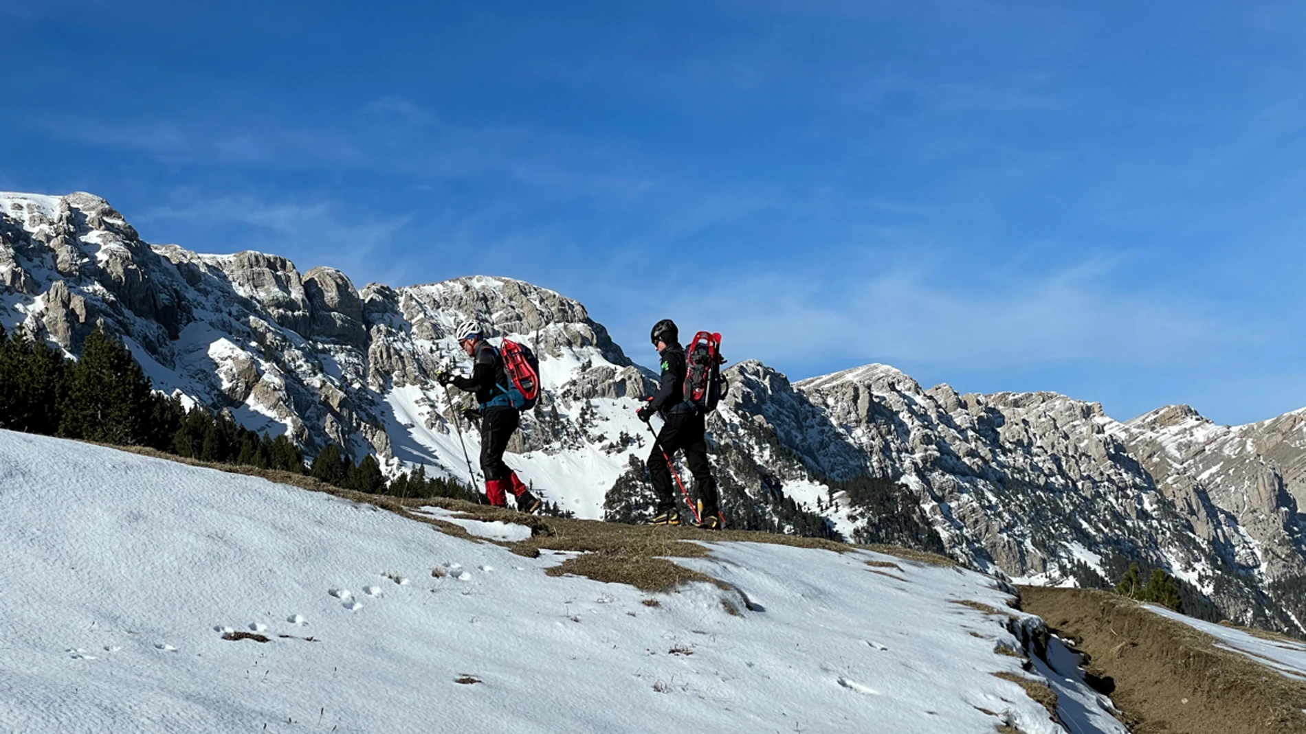 Jordi Bou, conduciendo a su segundo cliente más longevo de 75 años a la cima del Comabona en el Parque Natural del Cadí – Moixeró.