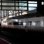 Uno de los trenes de Ouigo, junto a otro de Renfe en la estación de Atocha