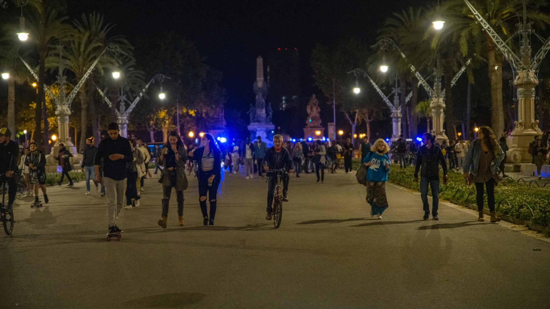 Unas 400 personas se reúnen con ambiente festivo en Arc de Triomf de Barcelona