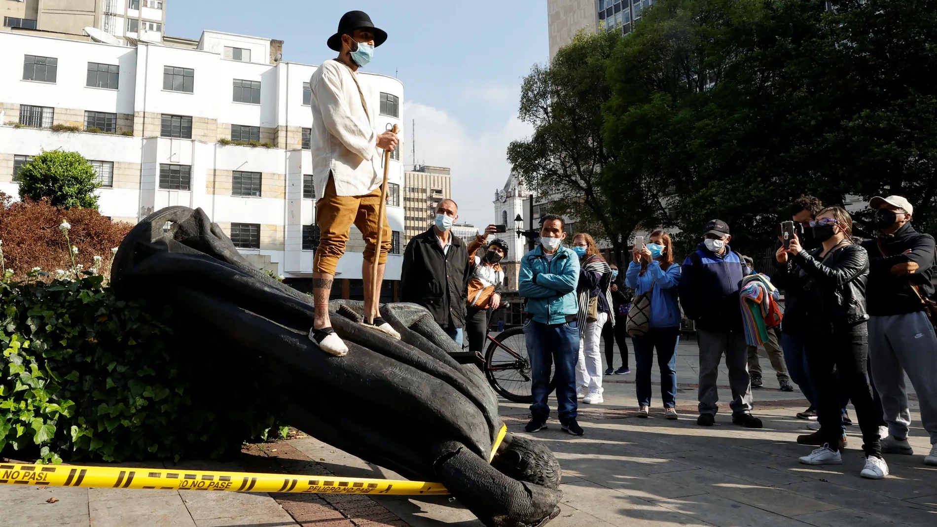 Indígenas de la comunidad Misak derriban una estatua de Gonzalo Jiménez de Quesada, fundador de Bogotá