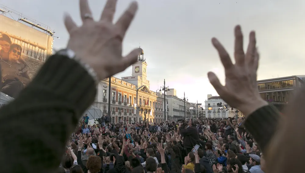 En el quinto aniversario del 15-M, la Puerta del Sol de Madrid volvió a llenarse de reivindicaciones por la "regeneración democrática"