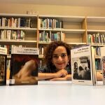 La escritora francomarroquí posa con sus obras el pasado miércoles en la Fundación Tres Culturas de Sevilla, donde presentó «El país de los otros»