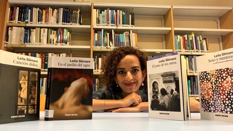 La escritora francomarroquí posa con sus obras el pasado miércoles en la Fundación Tres Culturas de Sevilla, donde presentó «El país de los otros»