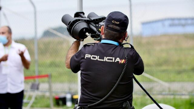 Miembros de Policía Nacional testeando sistemas de neutralización portátil