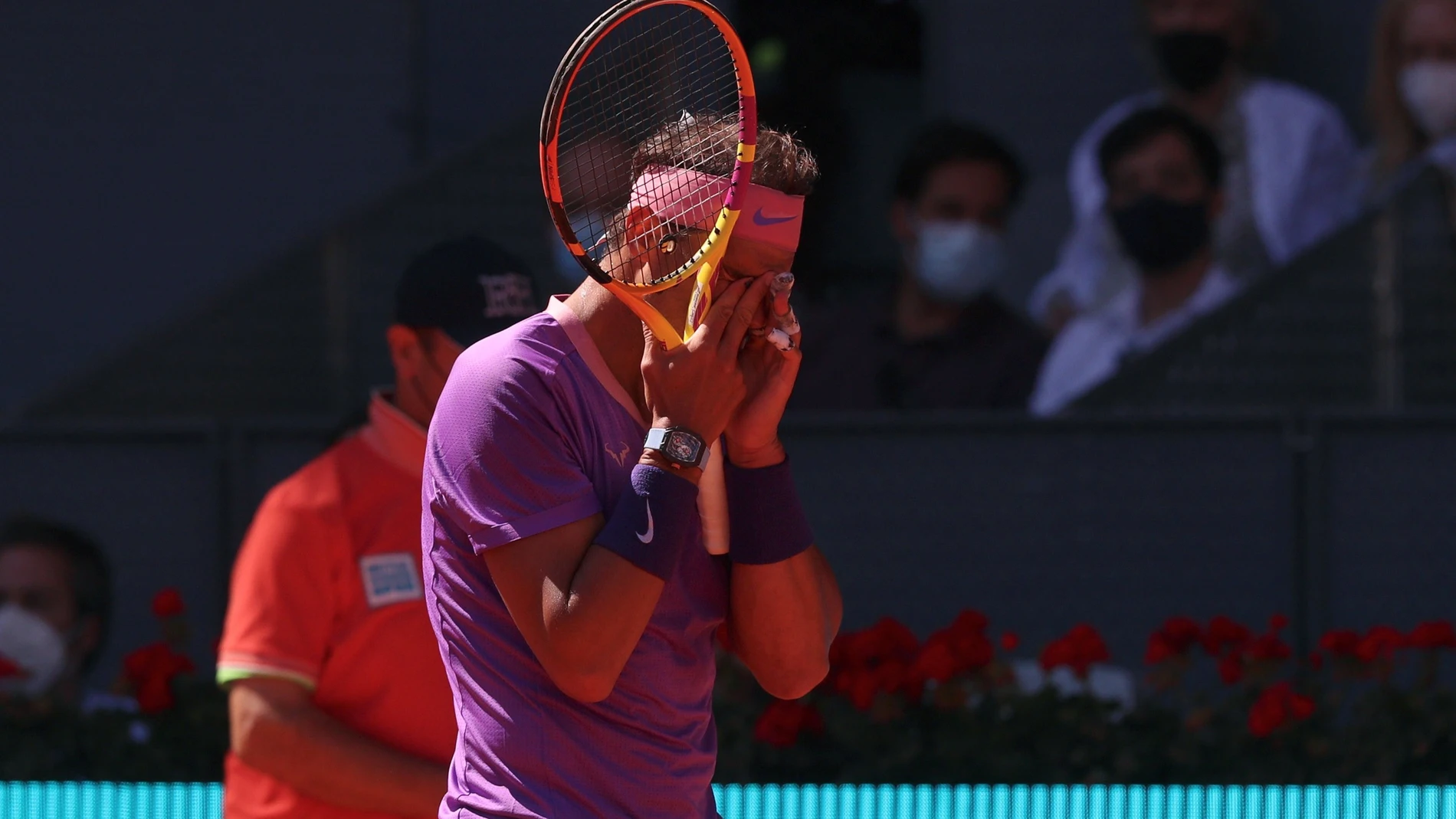 Nadal se lamenta tras fallar un punto en su partido de cuartos de final del Mutua Madrid Open ante Zverev