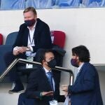 Koeman, sancionado, tuvo que ver el Barcelona - Atlético desde la grada