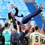 Los jugadores del Espanyol mantean a su entrenador Vicente Moreno