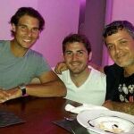 Rafa Nadal, Iker Casillas y Alejandro Sanz durante una cena.