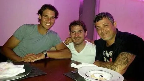 Rafa Nadal, Iker Casillas y Alejandro Sanz durante una cena.