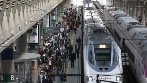 Llegada de pasajeros en el AVE procedente de Madrid a la Estación de Santa Justa.