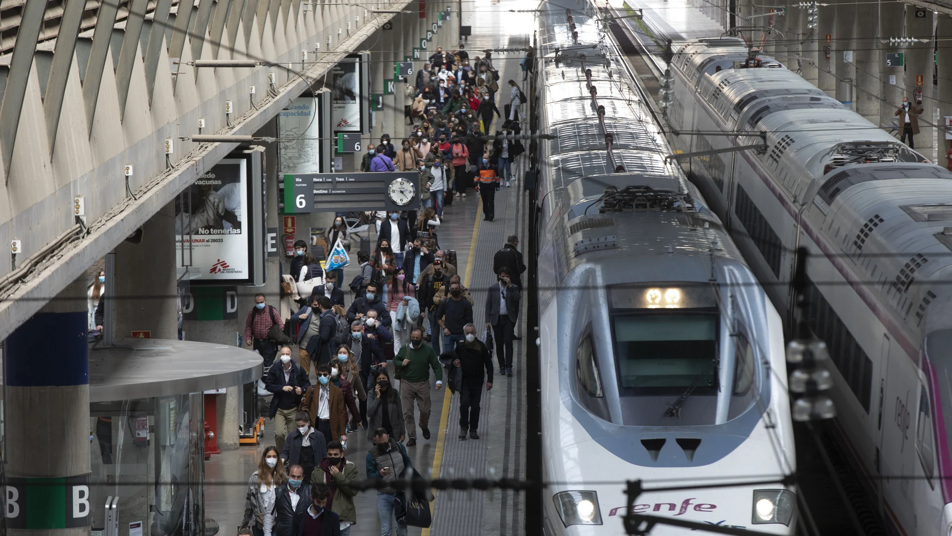 Llegada de pasajeros en el AVE procedente de Madrid a la Estación de Santa Justa.