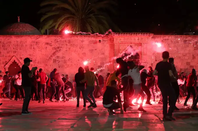 Más de 200 palestinos heridos en choques con la Policía israelí en Jerusalén