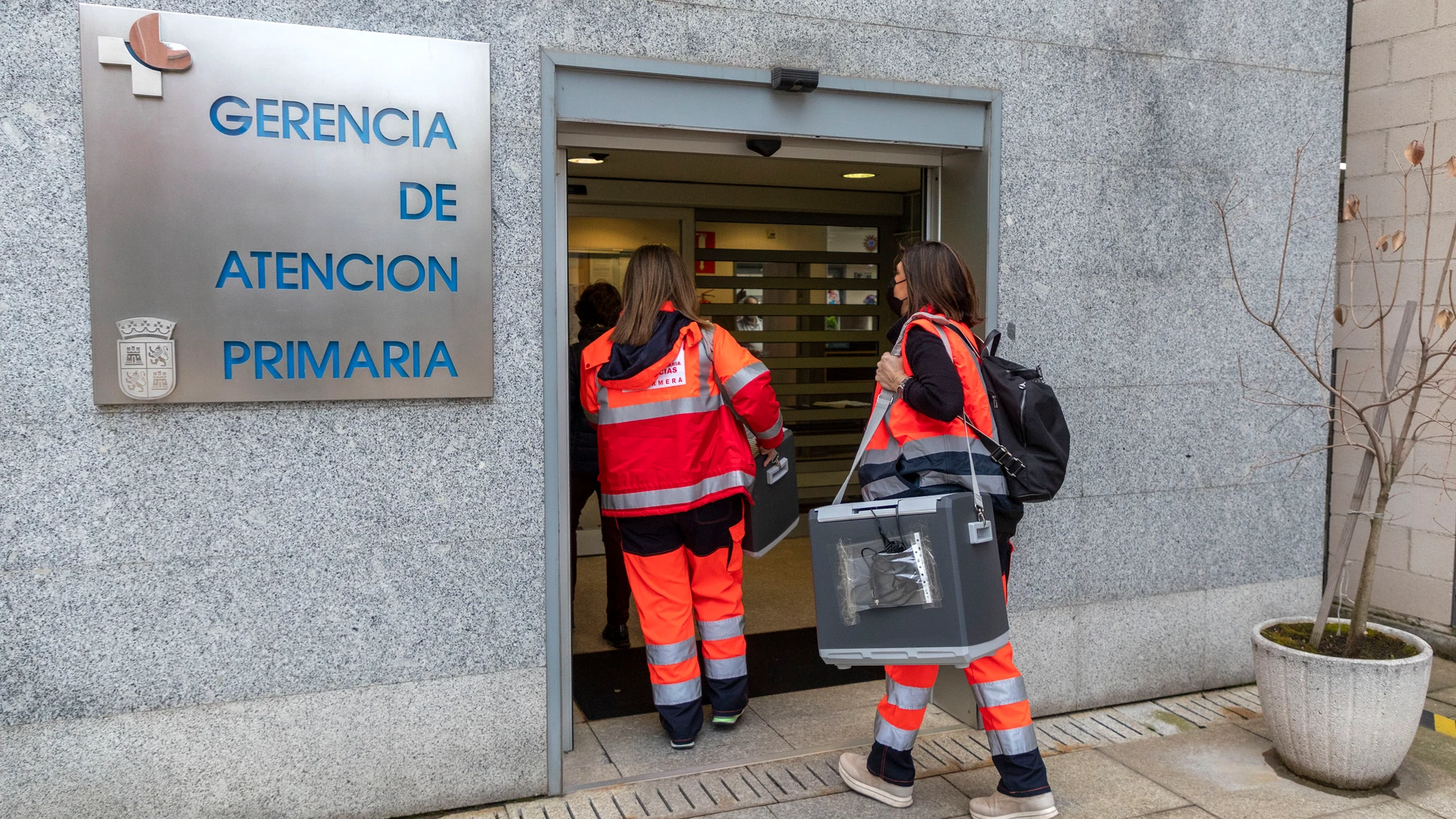 Dos profesionales se disponen a poner vacunas en Salamanca