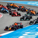 Start of the race, 33 VERSTAPPEN Max (nld), Red Bull Racing Honda RB16B, 44 HAMILTON Lewis (gbr), Mercedes AMG F1 GP W12 E Performance, action during the Formula 1 Aramco Gran Premio De Espana 2021 from May 07 to 10, 2021 on the Circuit de Barcelona-Catalunya, in Montmelo, near Barcelona, Spain - Photo Xavi Bonilla / DPPIAFP7 09/05/2021 ONLY FOR USE IN SPAIN