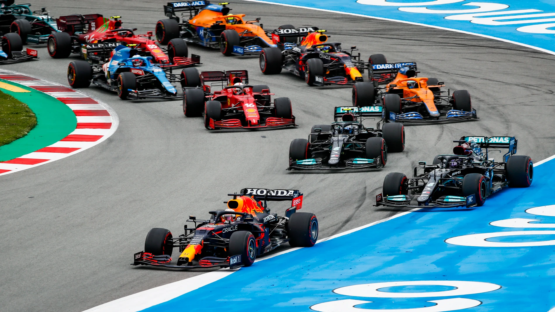 Start of the race, 33 VERSTAPPEN Max (nld), Red Bull Racing Honda RB16B, 44 HAMILTON Lewis (gbr), Mercedes AMG F1 GP W12 E Performance, action during the Formula 1 Aramco Gran Premio De Espana 2021 from May 07 to 10, 2021 on the Circuit de Barcelona-Catalunya, in Montmelo, near Barcelona, Spain - Photo Xavi Bonilla / DPPIAFP7 09/05/2021 ONLY FOR USE IN SPAIN