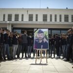 Agentes de policía rinden homenaje a un compañero asesinado en una comisaría de Aviñón, en el sur de Francia, el pasado 9 de mayo