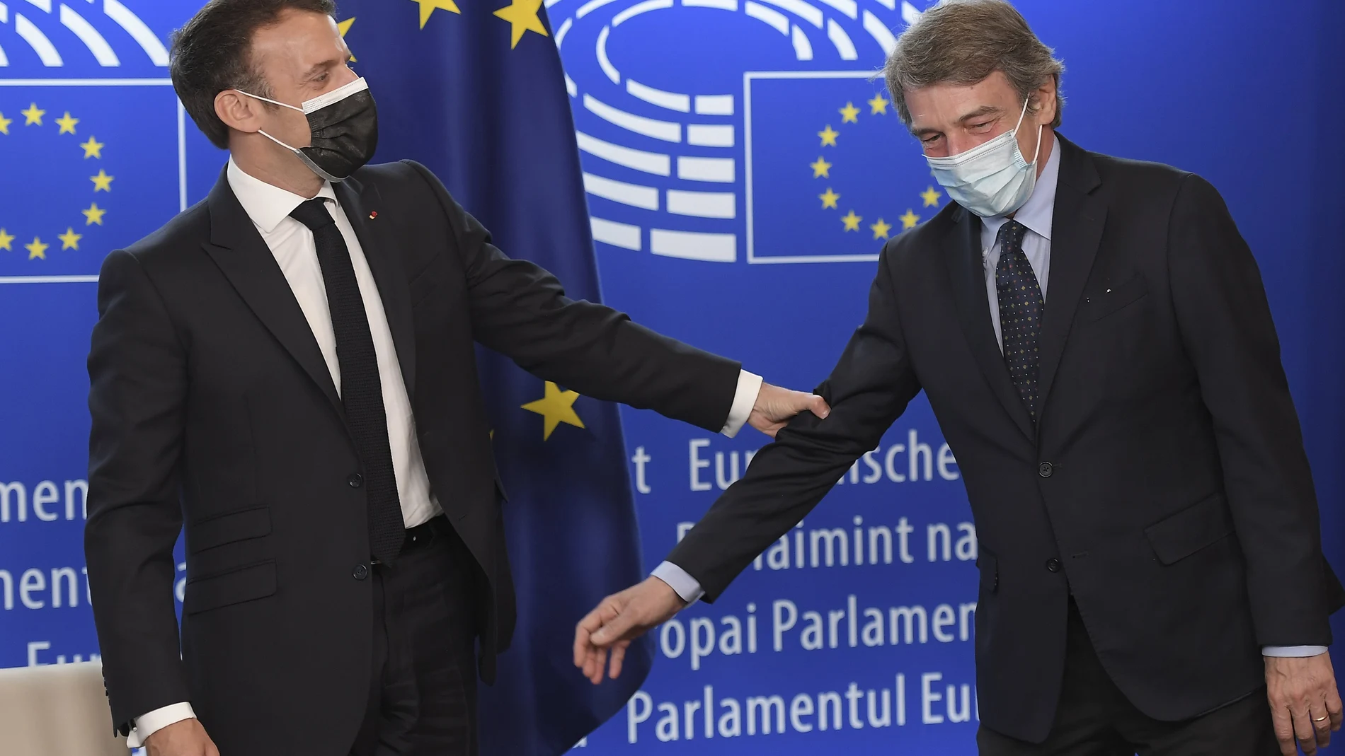 El presidente francés, Emmanuel Macron, a la izquierda, sostiene el brazo del presidente del Parlamento Europeo, David Sassoli, durante el evento del Día de Europa y la Conferencia sobre el Futuro de Europa, el domingo 9 de mayo de 2021 en el Parlamento Europeo en Estrasburgo, este de Francia. (Frederick Florin, Pool vía AP)