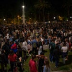Varios jóvenes reunidos y en ambiente festivo, en una calle de Barcelona, durante la primera noche sin el estado de alarma en Barcelona
