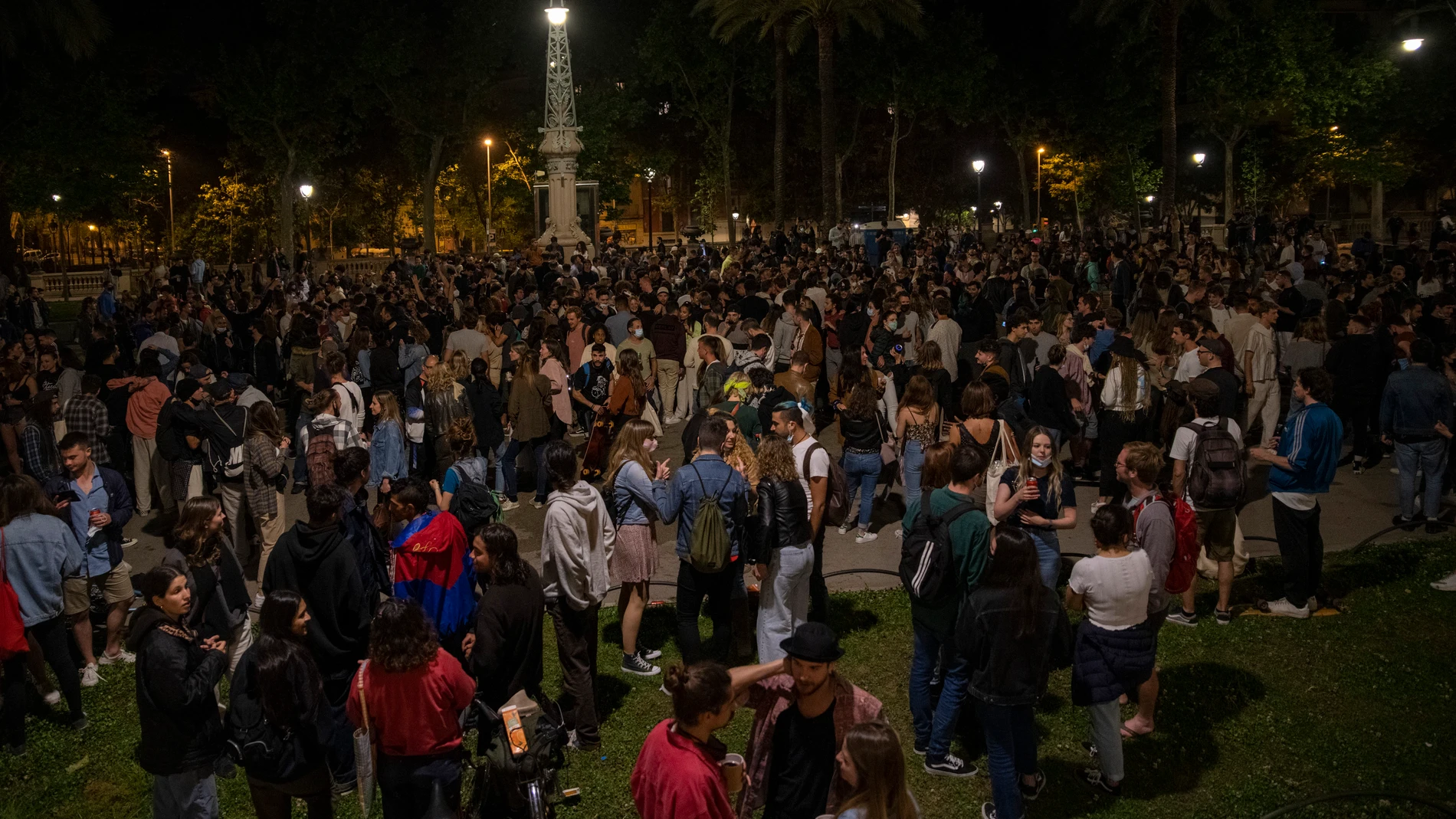 Varios jóvenes reunidos y en ambiente festivo, en una calle de Barcelona, durante la primera noche sin el estado de alarma en Barcelona