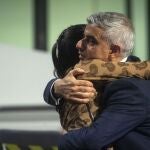 Sadiqu Khan abraza a su hija tras ser reelegido alcalde de Londres